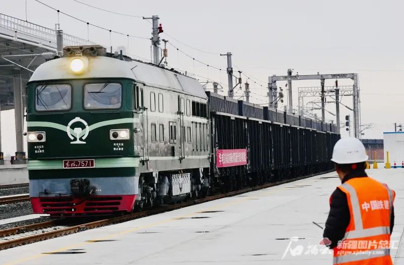 克拉瑪依高新區(qū)鐵路專用線正式投運(yùn)